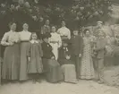 Neglinge den 24 juni 1907.

Från vänster: Elin Lidman, Gerda Nordvik född Ideström, Barbro Nordvik, Sofie Fornander, Gertrud Nordvik, Anna Ideström, Gustaf Ideström, Alma Lidman och Axel Ideström med Harald Nordvik på axeln.

Bakom Gertrud Nordvik:
Hanna Ideström
Karin Lidman