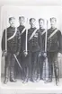 Grupporträtt av uniformerade militärer med dragna sablar.