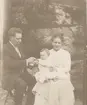 Herman, Hanna och Karin Möleberg (Hanna född Ideström) i Neglinge 1909.