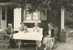 Fotoalbum Familjen le Grand på Skälby. Överste Arvid Holmberg, Eva Holmberg, Ejan LeGrand, Greta LeGrand,