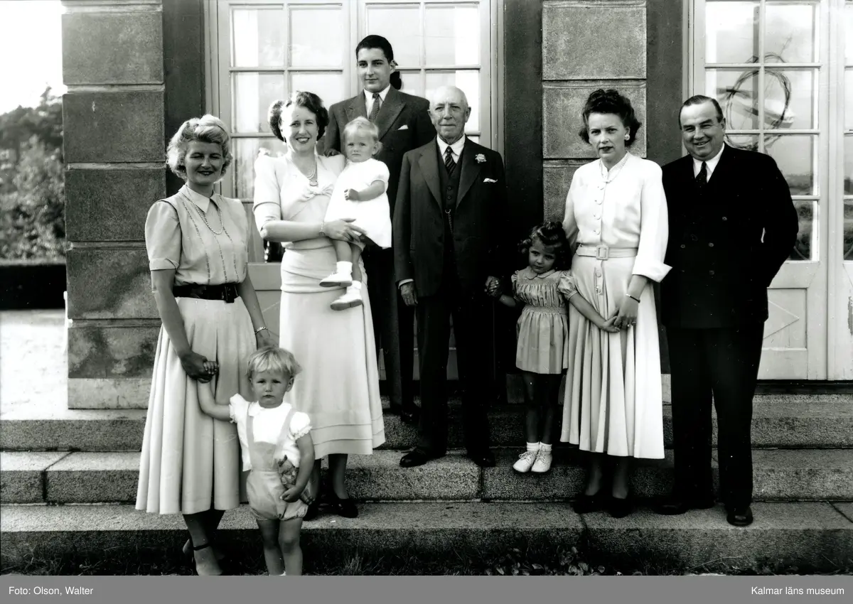 Bilden visar bland annat medlemmar ur familjen Jeansson utanför patriciervillan Svensknabben vid Kalmarsund och norr om det centrala Kalmar.
Från vänster: Brita Isoz, född Bager, vid handen: Jan Peter Isoz, Dagmar Jung, gift Jeansson, i famnen: Anne Charlotte Isoz, Jean de Novion, John Jeansson, Anne de Novion, Maj de Novion och Ebbe Jeansson.