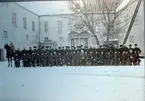 En grupp militärer, kanske skarpskyttar, uppställda på inre borggården på Kalmar slott vintern 1914.