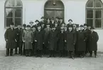 Läroverket i Kalmar, lärarekåren höstterminen 1916.
I främsta raden från vänster:
A. Rydberg, E. Hilldoff, R. Bendz, J. B. Lundberg, H. Ternblom, P. I. Lindvall, O. Ribbe, rektorn J. Lind, J. Nyblén, F. Mellander, L. Wistén, B. Anrep-Nordin, Hj. Möller, N. Lyckberg, S. Torell och John Bergvall.
Andra raden från vänster:
N. Alsén, Emilsson, B. Ekberg, Abel Helander, H. Grimlund, A. Ringholm, Å. Blomgren.
Översta raden från vänster:
S. Torgård, S. Svensson, S. Bergstrand, Ljunggren, C. E. Göransson.