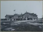 Ängöskolan 1904-1905. På trappan syns folkskollärare Georg Johansson, Heijocksgatan 3, Kalmar, iförd plommonstop.