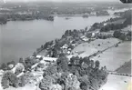 Flygbild över byn Klättorp vid Kyrksjön i Vissefjärda socken. I bildens övre del till höger syns en bro som leder in mot Storgatan i Vissefjärda samhälle. Vissefjärda kyrka och överdelen av klockstapeln på kyrkogården kan urskiljas.