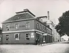 Mühlenbruchska huset med säteritaket, byggt 1720 för handelsmannen Alexander Mühlenbruch. När fotot är taget1906
 är det en skeppsfurnerare handel och Hotell Victoria inrymd i byggnaden.