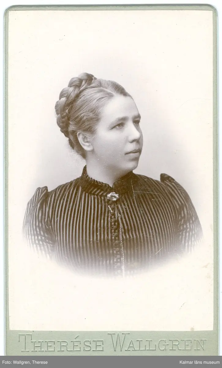 Porträtt på fotograf Lisa Wallgren född 1852 i Halmstad. Hon flyttade till Oskarshamn 1886 tillsammans med sin syster Therése Wallgren.