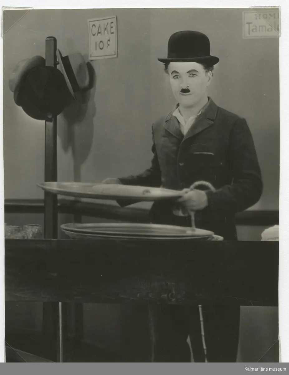 Charlie Chaplin (Charles Chaplin
f.16/4 1889, d. 25/12 1977) under inspelning av en av sina filmer.
