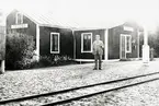 Stinsen på Totebo station, stående utanför stationshuset.