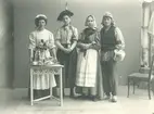 Gruppbild på bl.a. Alva Winell och Ada Winlund till höger.