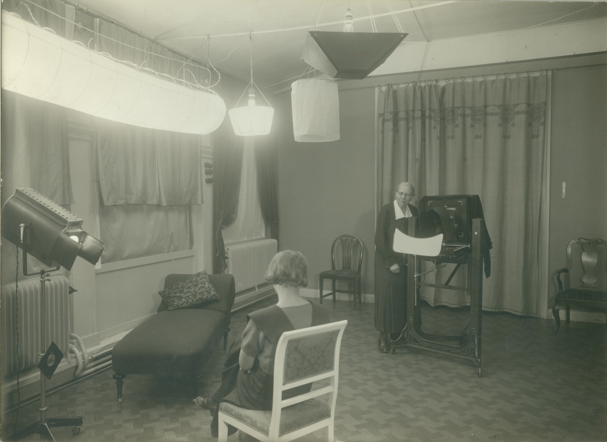 Fotograf Anna Winell tar foto på sin brorsdotter Ingrid i fotoateljén Södra långgatan 26, Kalmar.