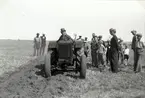 Plöjning med traktor på södra Öland 1939, hos godsägare Charles Nordberg, Christinelund i Ventlinge. Mannen på traktorn heter Olsson och kom från Malmö.