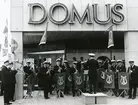 Musikkåren Lyran spelar vid invigningen av Domusvaruhuset på Storgatan, den 10 september 1964.