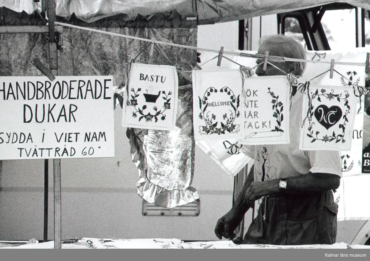 Försäljning av dukar på Algutsrums Marknad 1995.