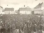 Protestmöte 1903 mot indragningen av Kalmar stift. Observera Stadshotellets gamla byggnad!