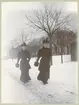 Två damer på promenad 1896.