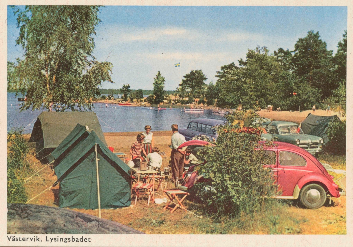 Lysingsbadet, Västervik. Tält, familj och en Volkswagen i förgrunden.