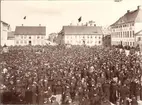 Massdemonstration på Stortorget.