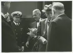 Gustav V och Ruben Wagnsson vid Kalmar Central i slutet av 1940-talet.