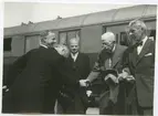 Gustav V och landshövding John Falk vid Ölandskajen i Kalmar. 1930-talet.