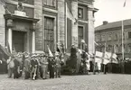 Svenska Flaggans Dag firas på Stortorget i kalmar. I talarstolen överste Carlgren F12.