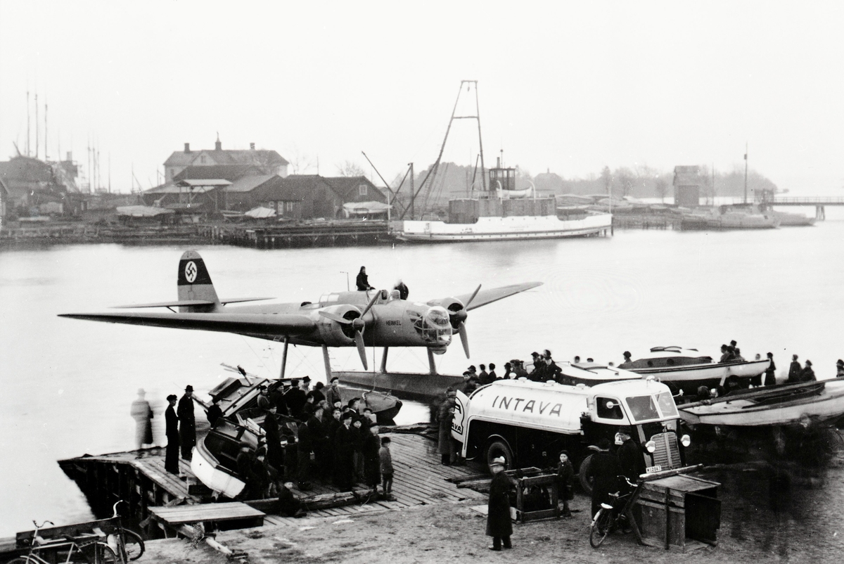 Flyghamnen 1939. Flygplanet på bilden är en Heinkel He 115,  i det här fallet provflygplan nummer 2,  Heinkel He 115 V2 , civil registrering D-APDS.