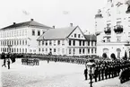 Kungliga Kalmar Regementes 300-årsjubileum firas på Stortorget i Kalmar 1923.