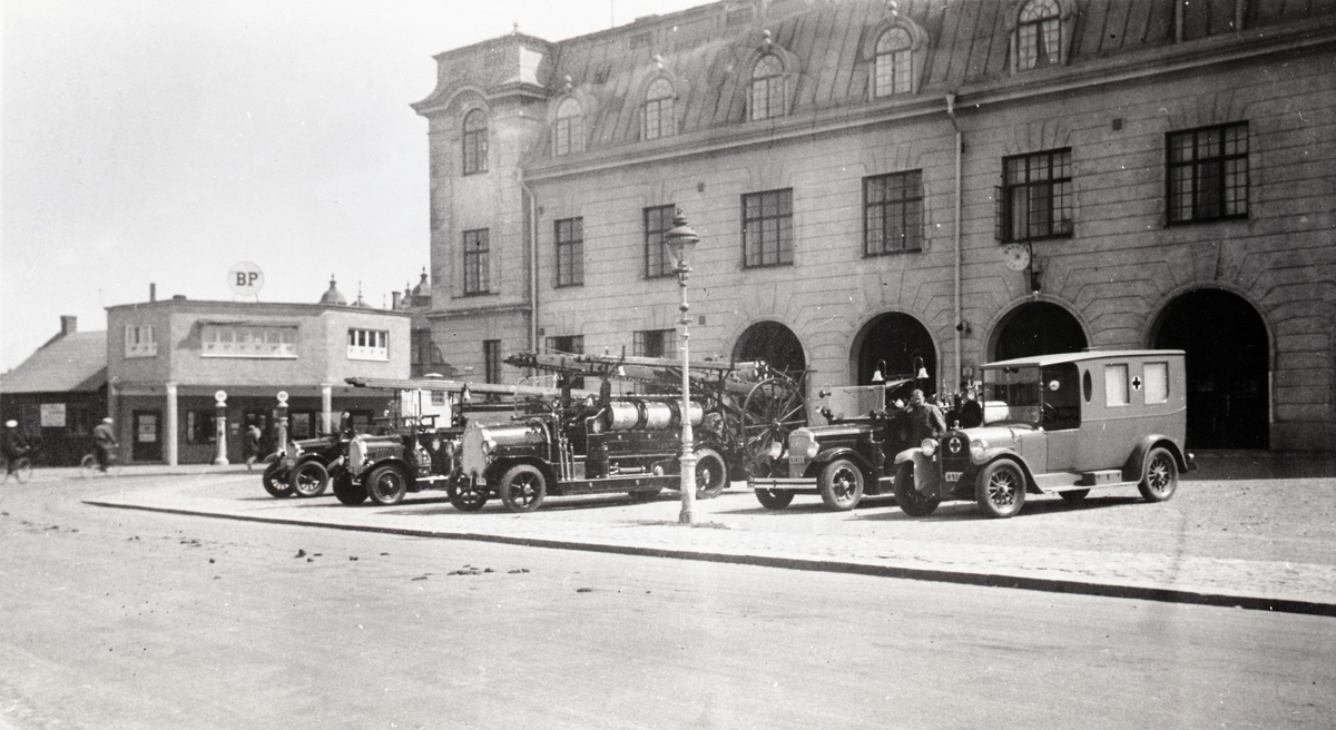 Brandbilar och ambulans uppställda utanför Brandstationen.
1. Chevrolet, lastbil.
2. Tidaholmare.
3. Scania-Vabis.
4. Dodge.
5. Dodge, ambulans.