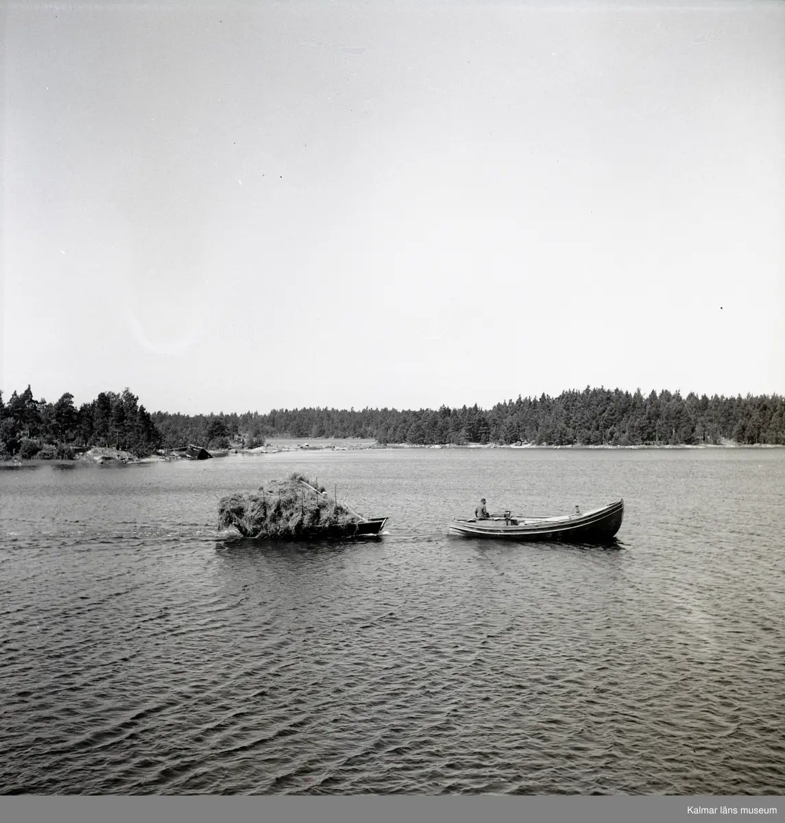 Pråm med hö i Älösundet.