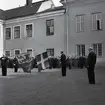 Gustaf VI Adolfs Eriksgata i Kalmar län 15 - 18 maj 1954. Länsstyrelsens personal samlad på residensets gård. Till höger landshövding Wagnsson.