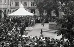 Kung Gustav V inviger Vasabrunnen på Larmtorget 1926.
