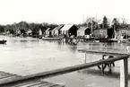 Stensö fiskeläge med bryggor, båtar och stugor.