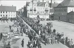 Demonstrationståg på Stortorget i Kalmar. Troligen 1:a maj då det verkar vara fackliga fanor.