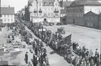 Demonstrationståg på Stortorget i Kalmar. Troligen 1:a maj då det verkar vara fackliga fanor.