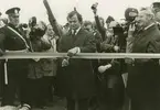 Kung Carl XVI Gustaf (då kronprins) klipper band vid tillfället för invigningen av Ölandsbron i september 1972.