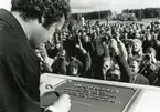 Kung Carl XVI Gustaf (då kronprins) signerar minnestavlan vid tillfället för invigningen av Ölandsbron i september 1972.