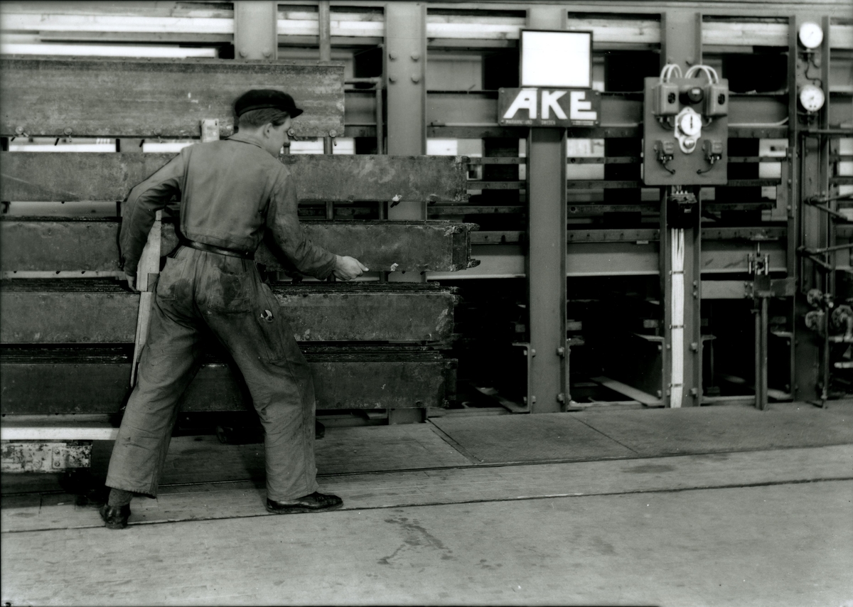 Kährs Fabriker firade 140-årsjubileum 1997. Företaget har sedan 1860 legat på samma ställe: Industriområdet Tallen. Företaget grundades 1857 av Johan Fredrik  Kähr, en från Mönsterås kommen son till en svarvare.