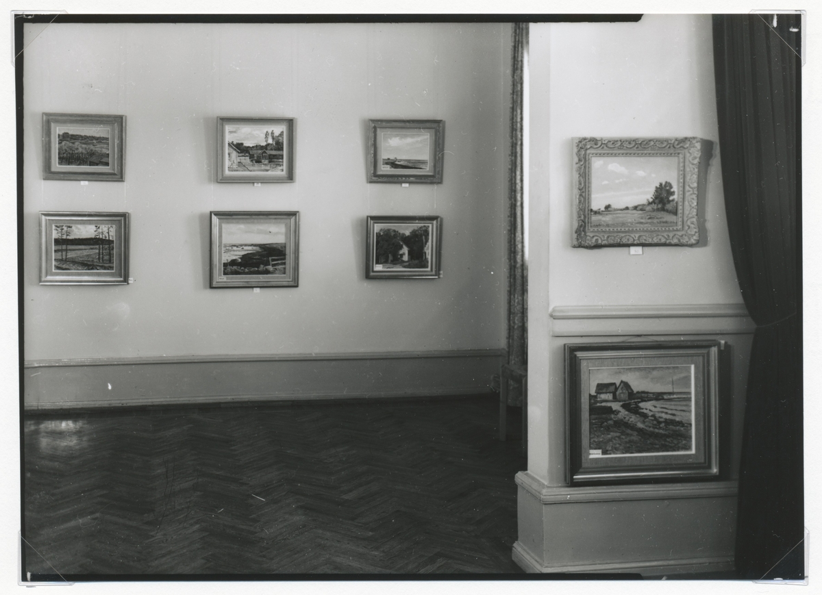 Alex Sjögren ställer ut egna tavlor på Teaterkällaren, tredje våningen, lilla festvåningen.

Foto 1949-09-24