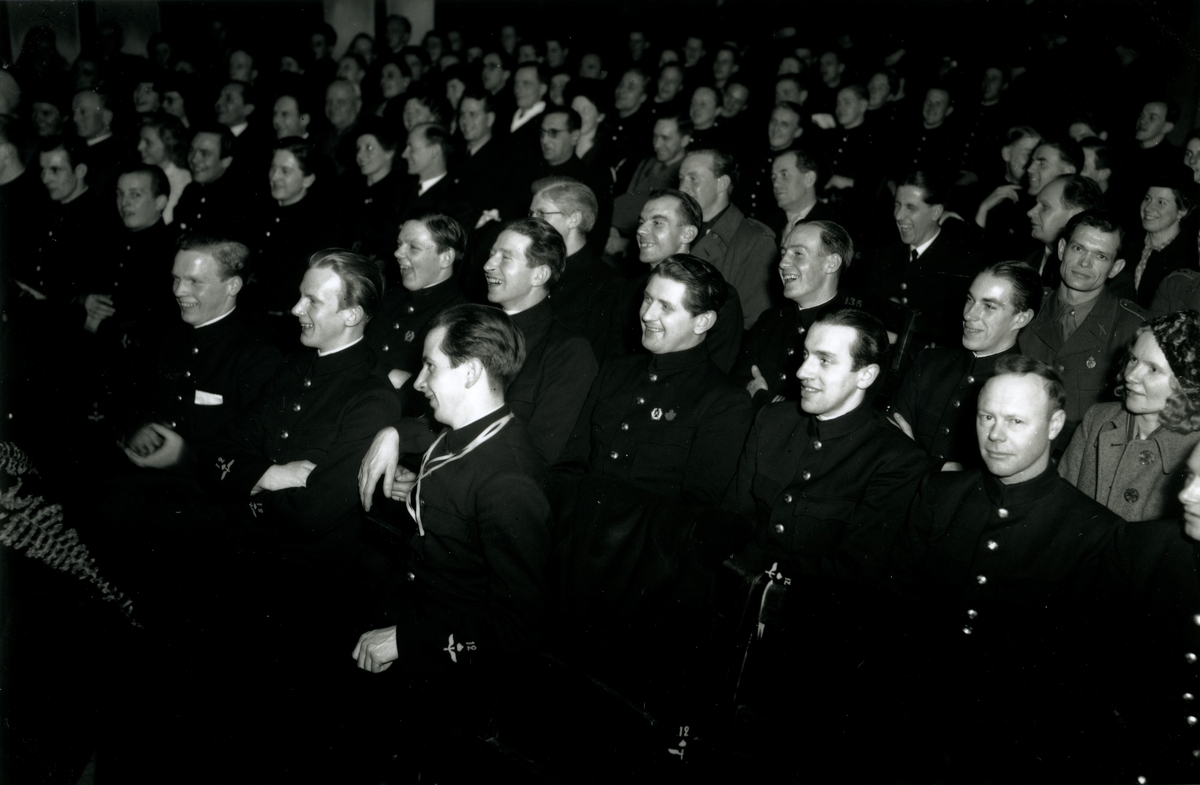 En föreställning av revyn På kryss med Beata, ges för F 12s personal i I.O.G.T.-lokalen, Strömgatan, Kalmar, år 1943.