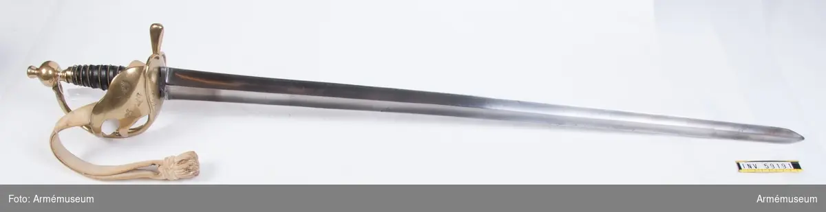 Pallasch med mässingsfäste.