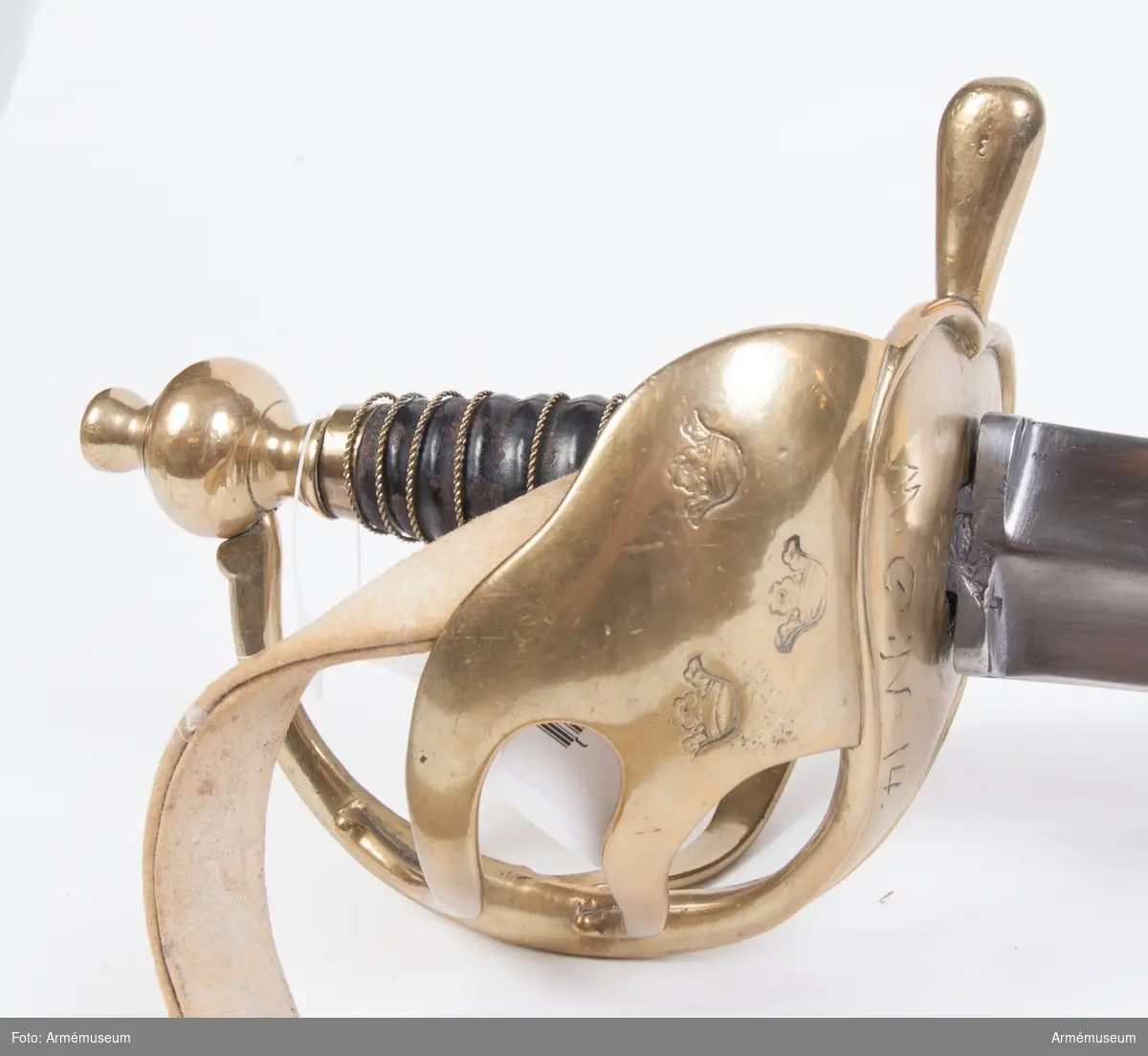 Pallasch med mässingsfäste.