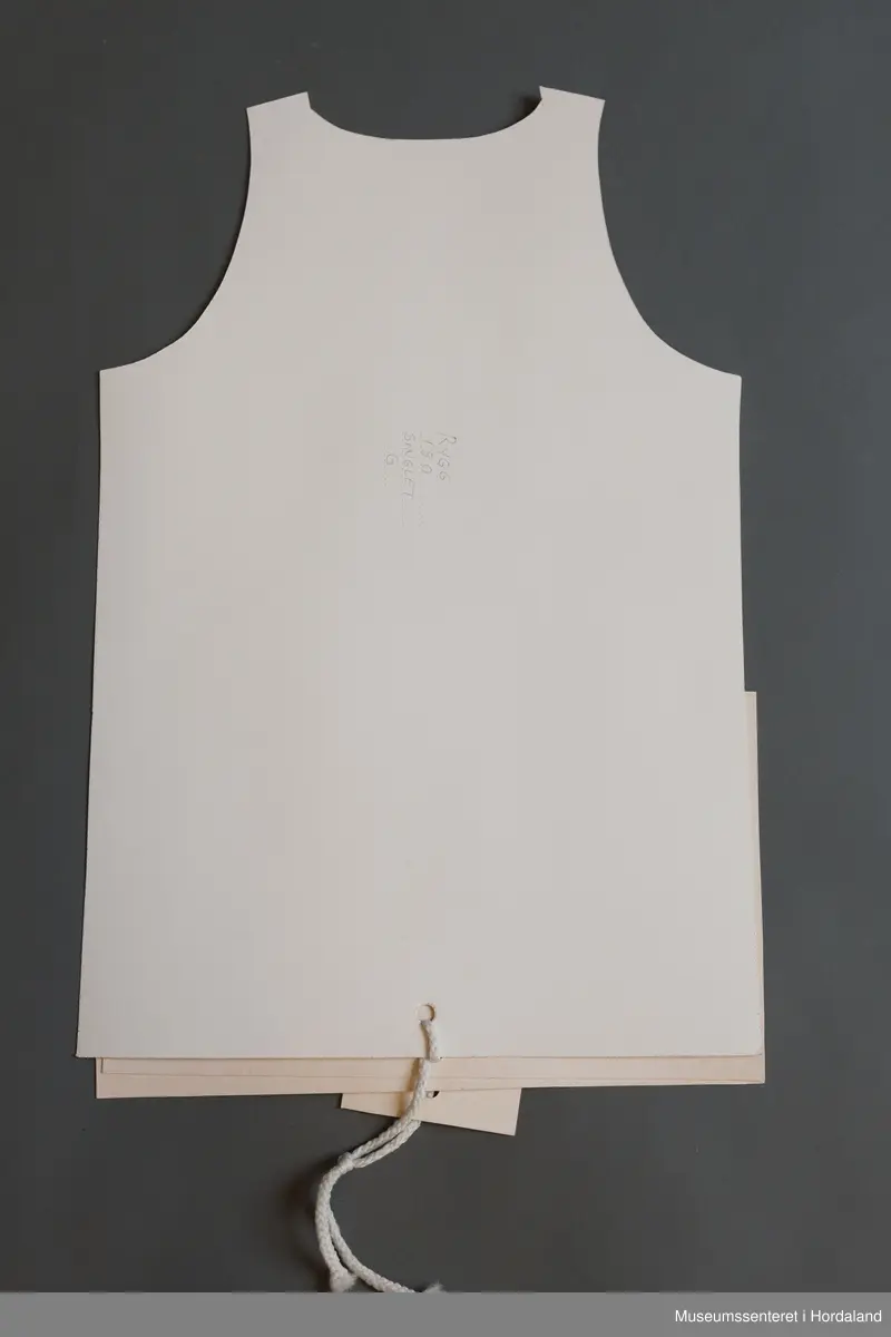 Mønsterskantar i papp, brukt til å skjere ut ulike delar av plagg i klesproduksjon. Desse er til ein singlet.