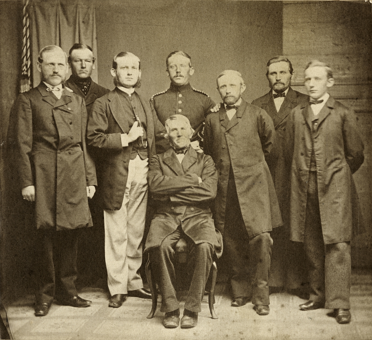 Gruppeportrett av mannssida i Clausen-familien. Bakpå står det skrive: "Møller Clausen, Broacker med sine 3 Sönner og 4 Stedsönner (til venstre). Fotograferet omkr. 1865-70." 

F.v.: Stedsönner (Brodersönner): Philip Christian, Hans, Peter Heinrich og Jürgen Clausen
Claus Heinrich Clausen (framme i midten)
Sönner: (t.h.) Christian August, Jürgen og Hans Clausen