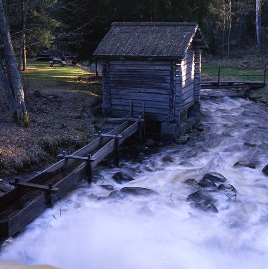 Skvaltkvarn och skummande vårflod i Trolldalen, Växbo 9 maj 1998.