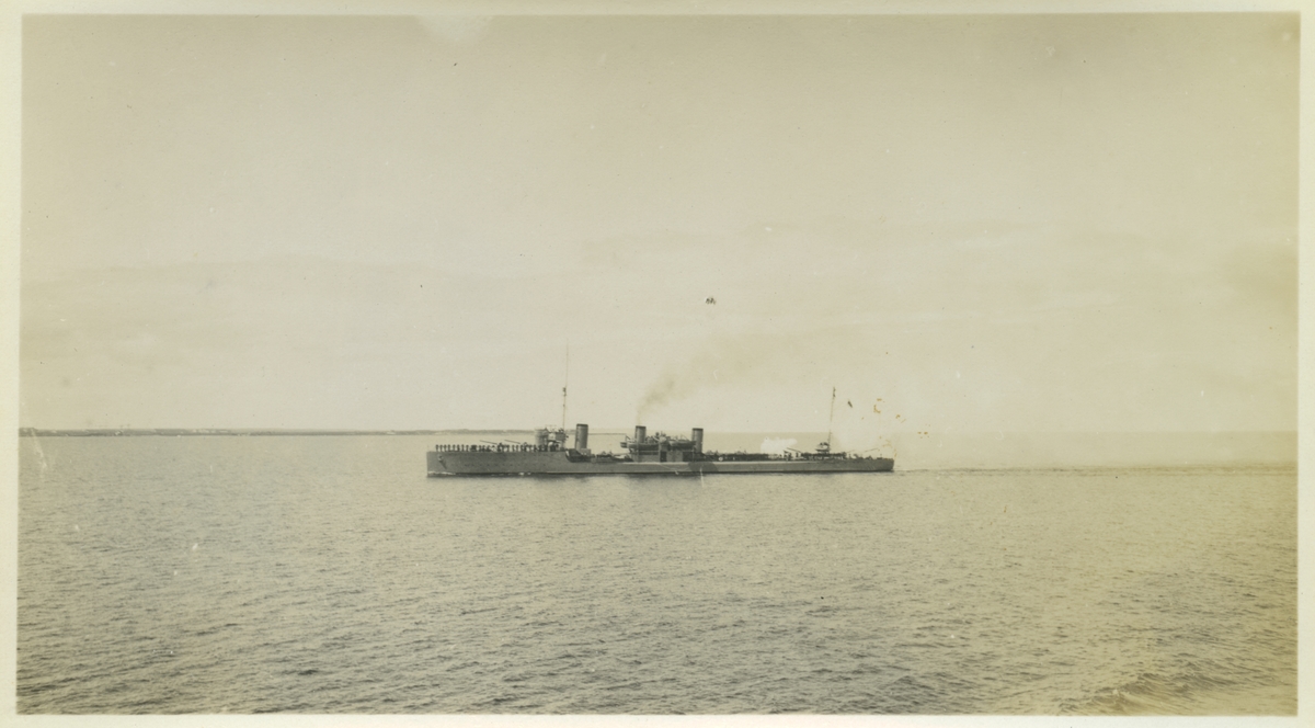 Den estniska jagaren LENNUK (urspr. AVTROIL), sannolikt fotograferad i samband med kung Gustaf V:s statsbesök i Tallinn i juni 1929.