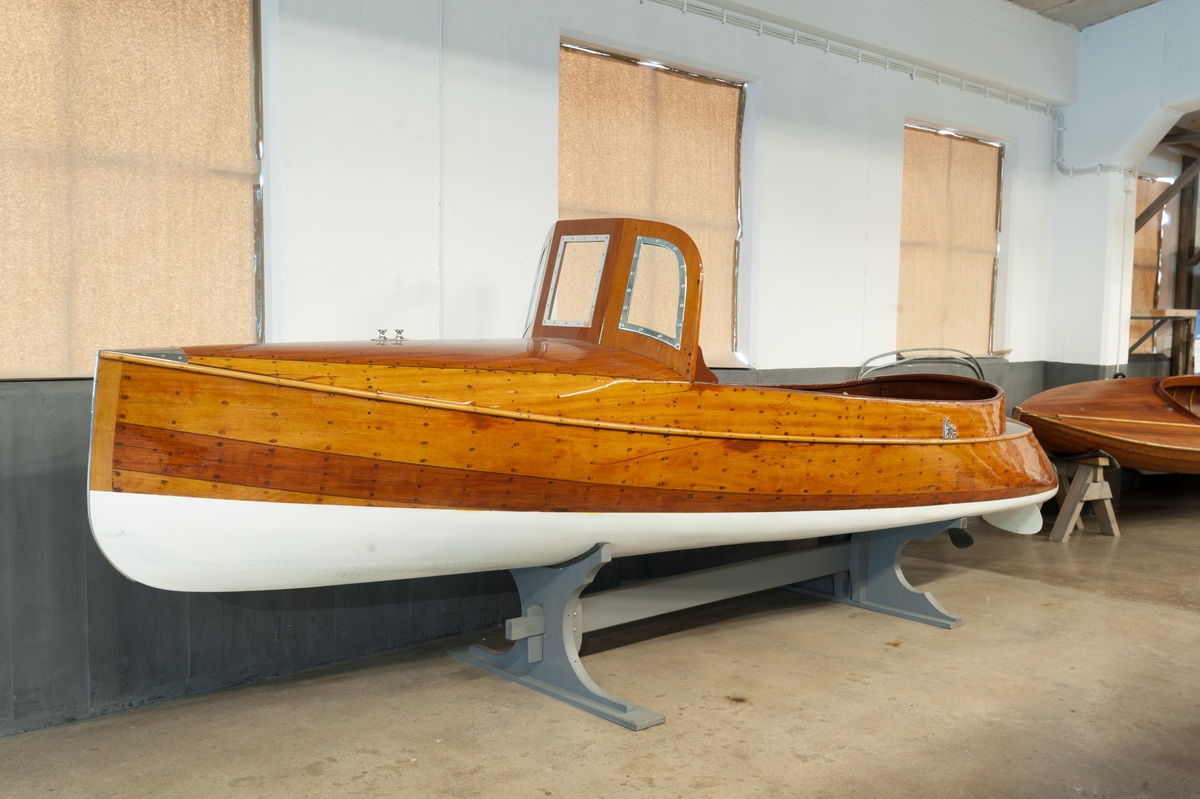 Motorbåt, DIXIE. Kravellbyggd mahognymotorbåt.
Längd 4,49 meter. Bredd 0,98 meter. Vindruta med 3 rutor. Ratt på styrbords sida. Litet akterdäck klätt med segelduk. Saknar gångbord. Årtullar (1 åra kvar). 1 korkfendert. Inombordsmotor, nu urtagen (Amerikansk typ, 7 hk). Aktern kraftigt breddad nedåt och starkt bakåtlutande. Nuvarande motorn, en encylindrig De Dion-Bouton på 3,5 hkr (SM 30228), är en gåva från Tekniska museet. Detta är inte originalmotorn.
