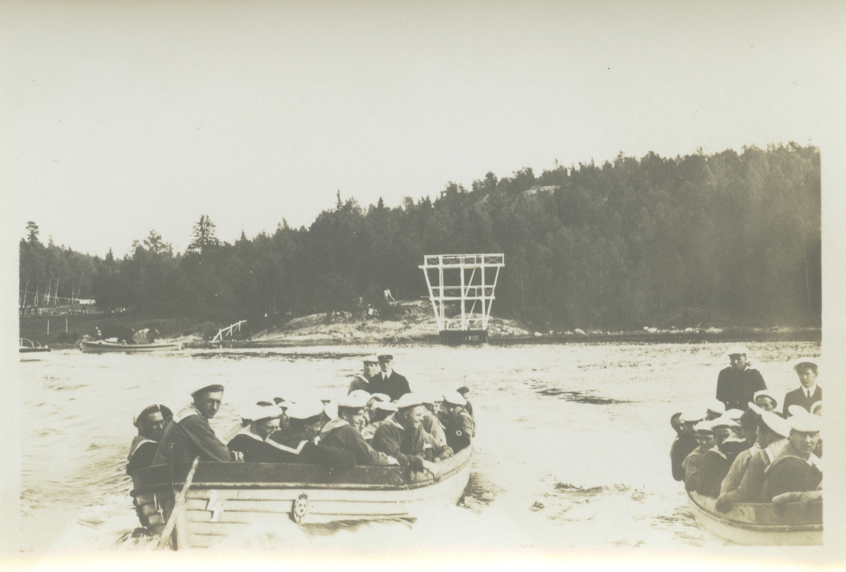 Matroser från pansarskeppet SVERIGE bogseras 1929 tillbaka till fartyget i slupar efter att ha besökt idrottsanläggning på Vitsgarn vid Hårsfjärden.