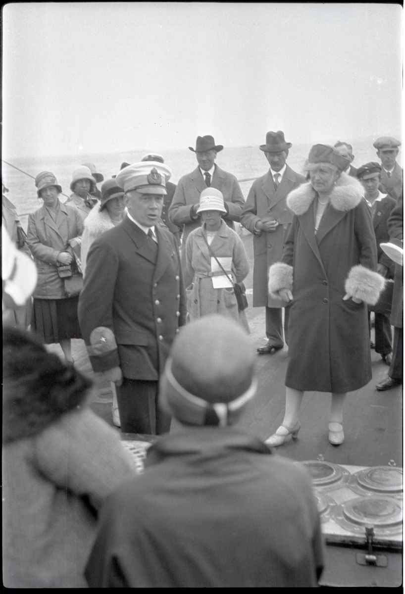 Från flottuppvisningen utanför Göteborg 1929. Högste Befälhavaren över Kustflottan (HBK) konteramiral Harald Åkermark med besökare
