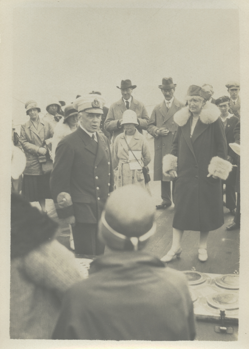 Från flottuppvisningen utanför Göteborg 1929. Högste Befälhavaren över Kustflottan (HBK) konteramiral Harald Åkermark med besökare
