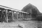 Bron till masugnskransen samt kolhuset. Lagningen å kolhusets gavel är gjord efter branden den 6.5.1916 då ett alldeles lika stort kolhus strax t.h. härom brann ned.